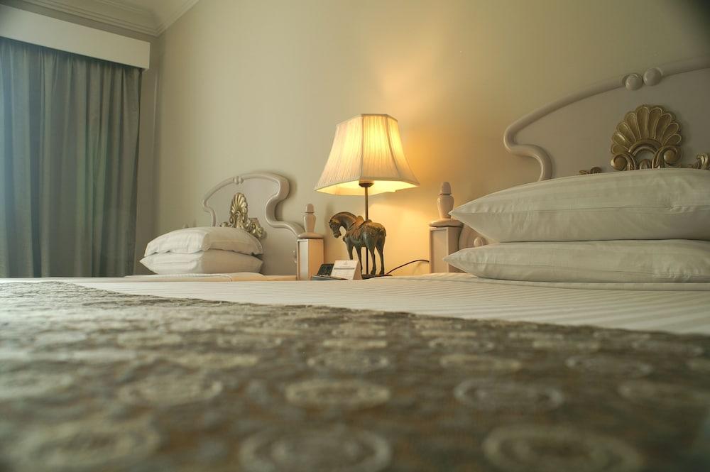 Palace Of The Golden Horses Seri Kembangan Exterior photo A bedroom with carpet