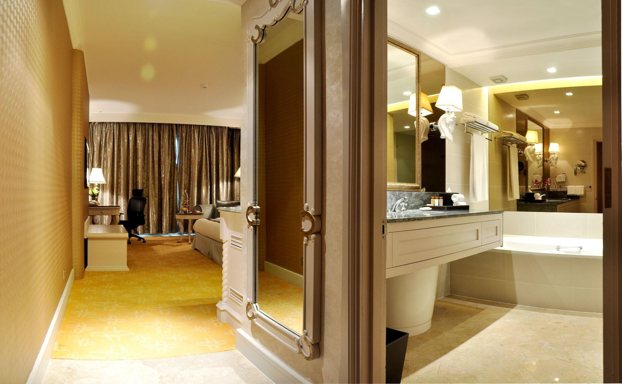 Palace Of The Golden Horses Seri Kembangan Exterior photo A bathroom at the Mandarin Oriental, Kuala Lumpur