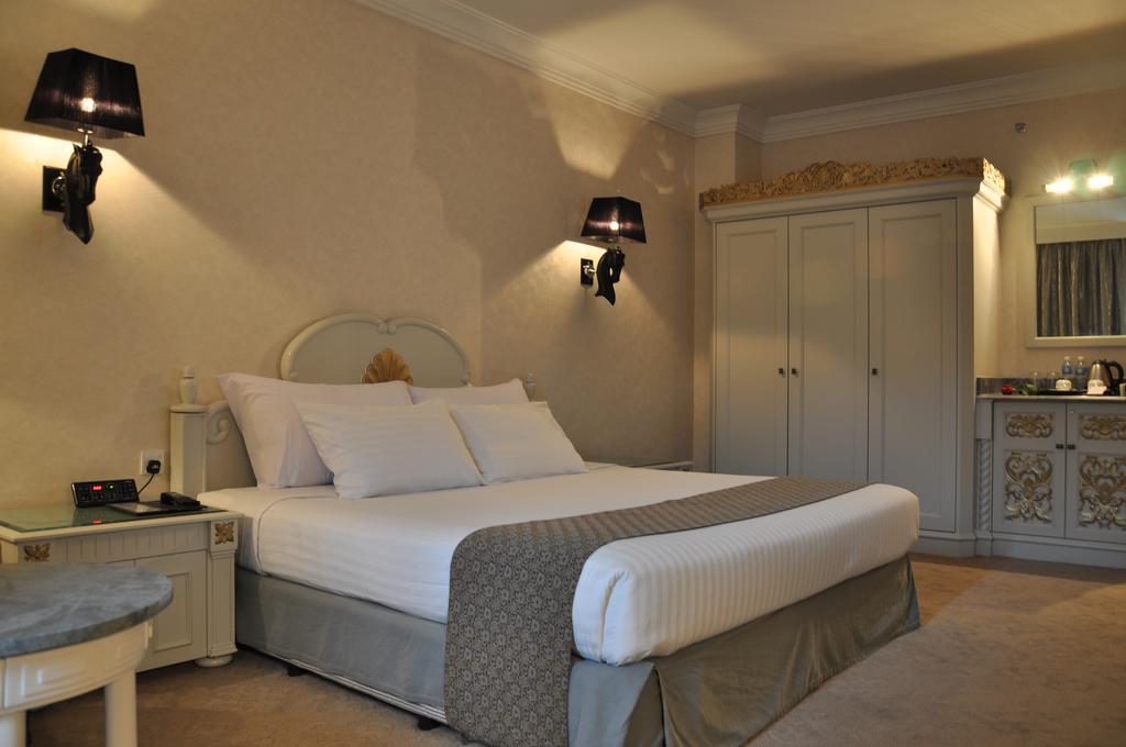 Palace Of The Golden Horses Seri Kembangan Exterior photo A room at the hotel