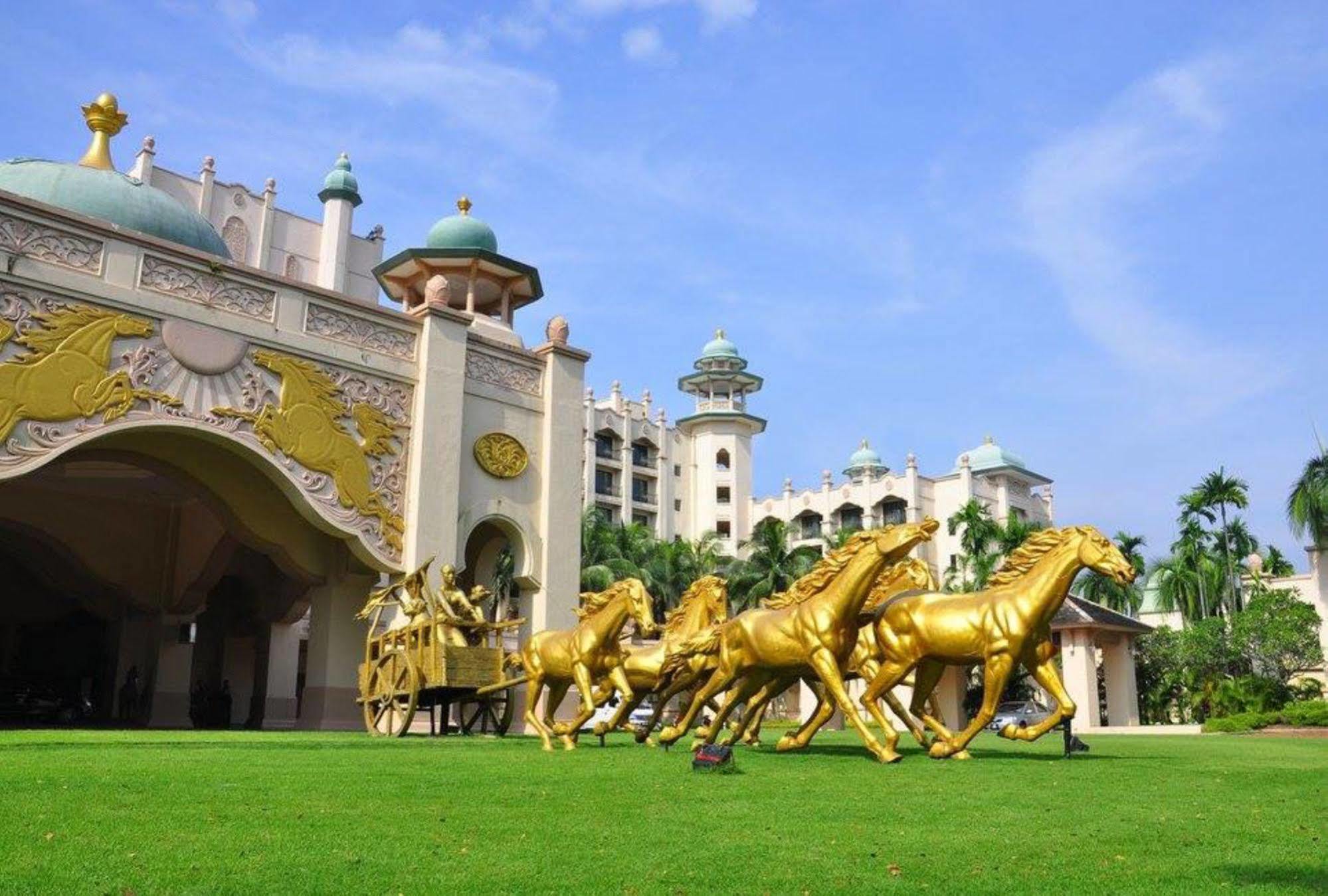 Palace Of The Golden Horses Seri Kembangan Exterior photo The Golden Horses