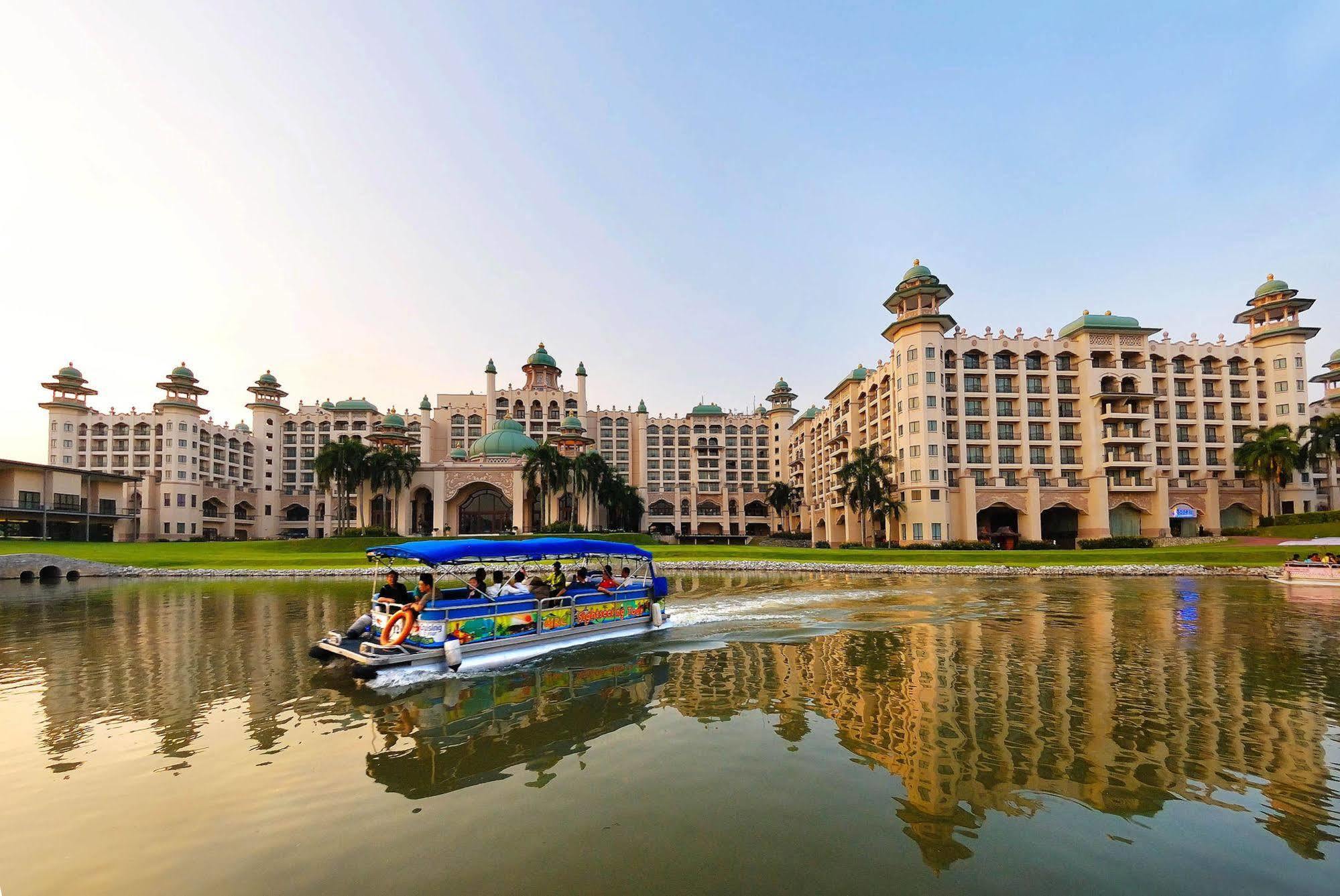 Palace Of The Golden Horses Seri Kembangan Exterior photo The Royal Lake Club