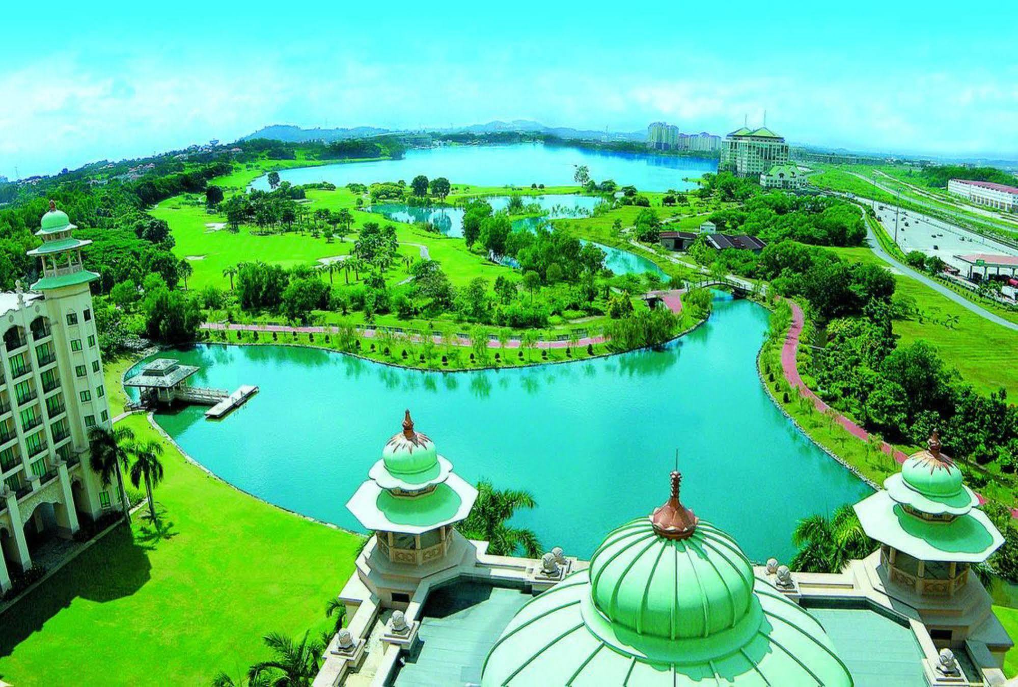 Palace Of The Golden Horses Seri Kembangan Exterior photo Putra Lakeside Golf Resort